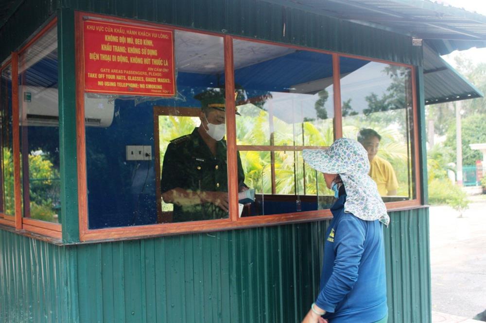 Đơn vị luôn kiểm tra, hướng dẫn người dân qua lại khu vực biên giới đúng quy định.